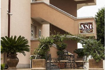 Montenegro Privát Bar, Esterno